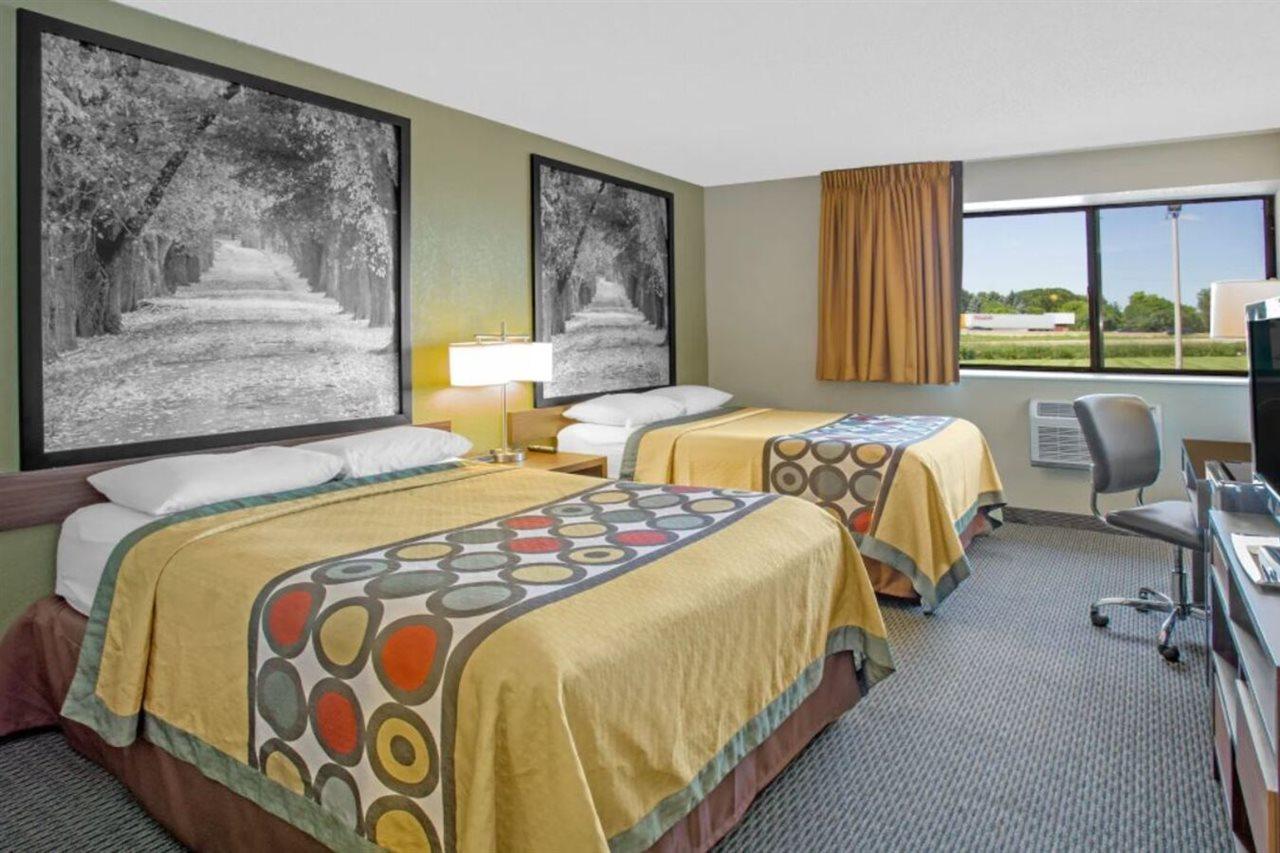 Готель Super 8 By Wyndham Windsor/Madison North Екстер'єр фото