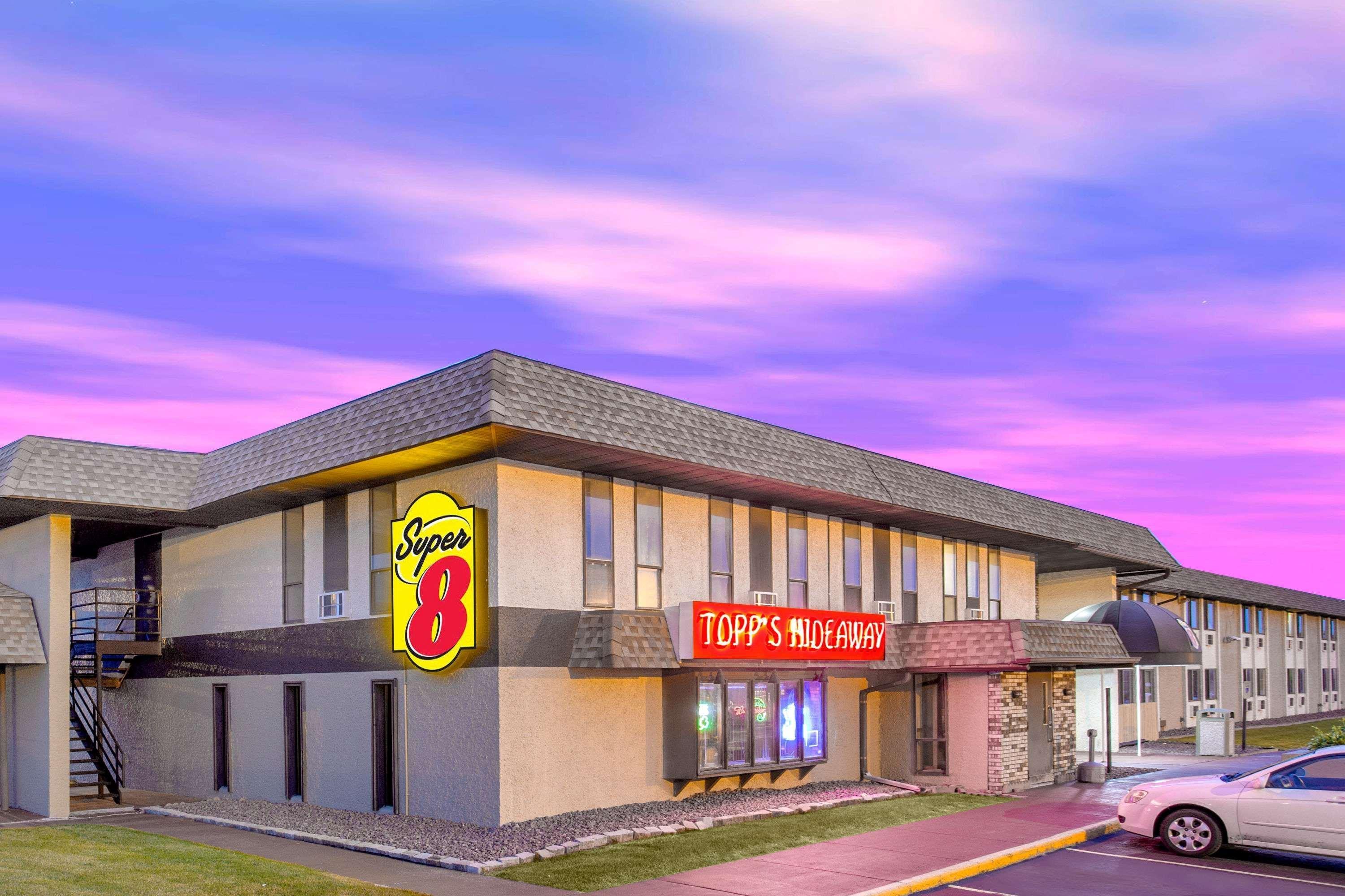 Готель Super 8 By Wyndham Windsor/Madison North Екстер'єр фото