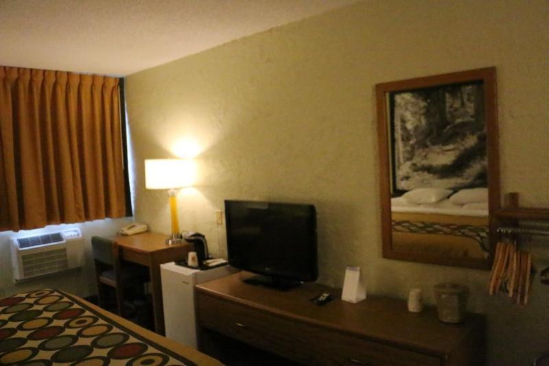 Готель Super 8 By Wyndham Windsor/Madison North Екстер'єр фото